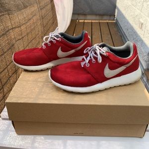 red nike roshe